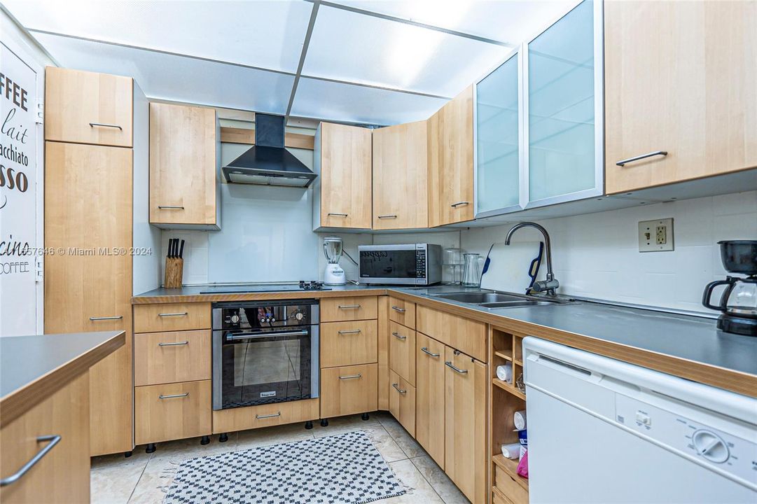 For Sale: $349,900 (1 beds, 1 baths, 762 Square Feet)