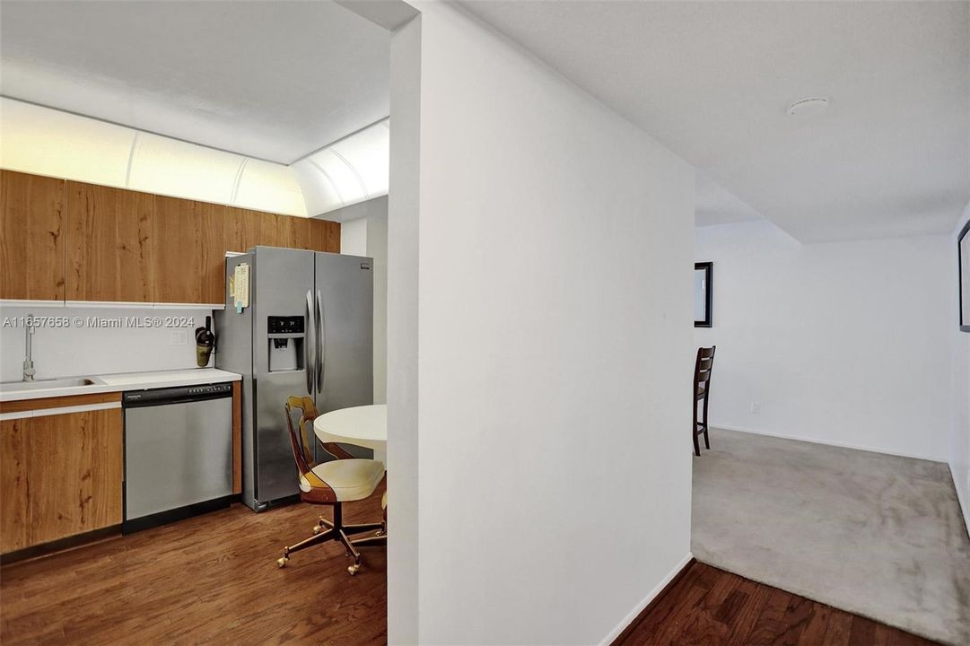 For Sale: $570,000 (2 beds, 2 baths, 1240 Square Feet)