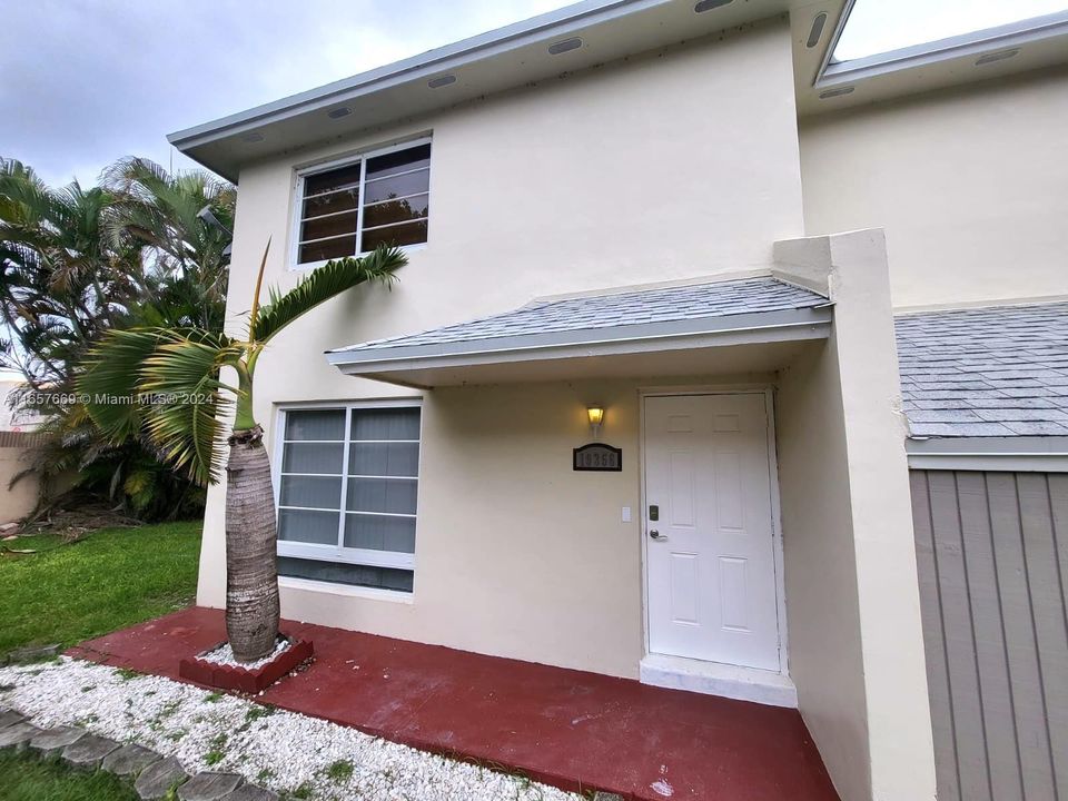 For Rent: $2,750 (3 beds, 2 baths, 1215 Square Feet)