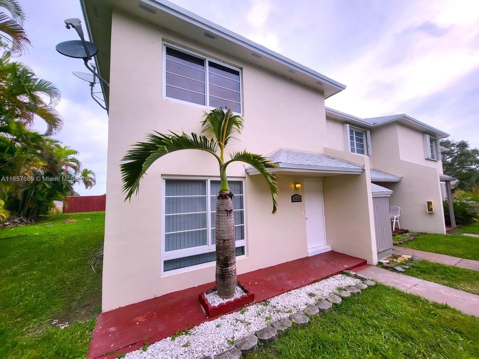 For Rent: $2,750 (3 beds, 2 baths, 1215 Square Feet)