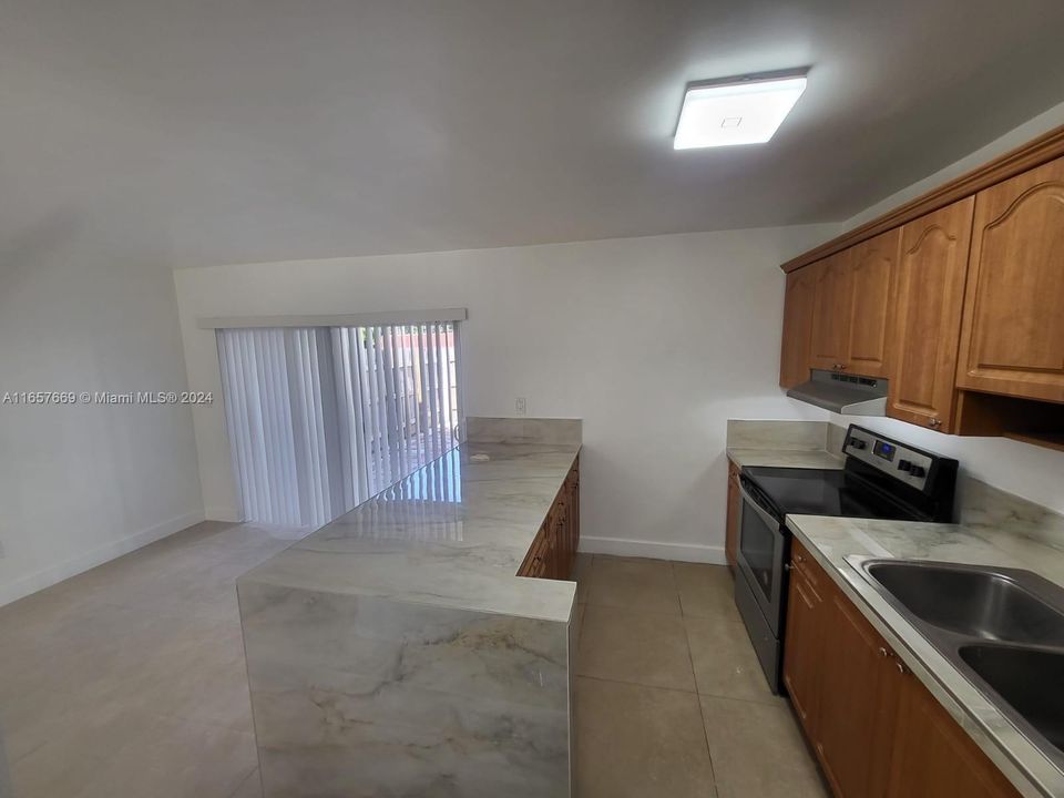 For Rent: $2,750 (3 beds, 2 baths, 1215 Square Feet)