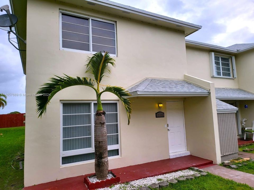 For Rent: $2,750 (3 beds, 2 baths, 1215 Square Feet)