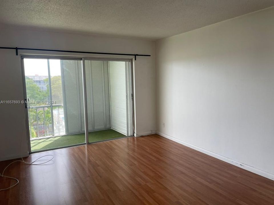 For Sale: $214,999 (2 beds, 2 baths, 992 Square Feet)