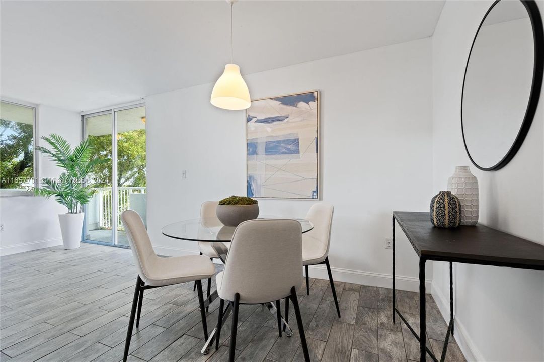 Active With Contract: $339,000 (2 beds, 2 baths, 920 Square Feet)