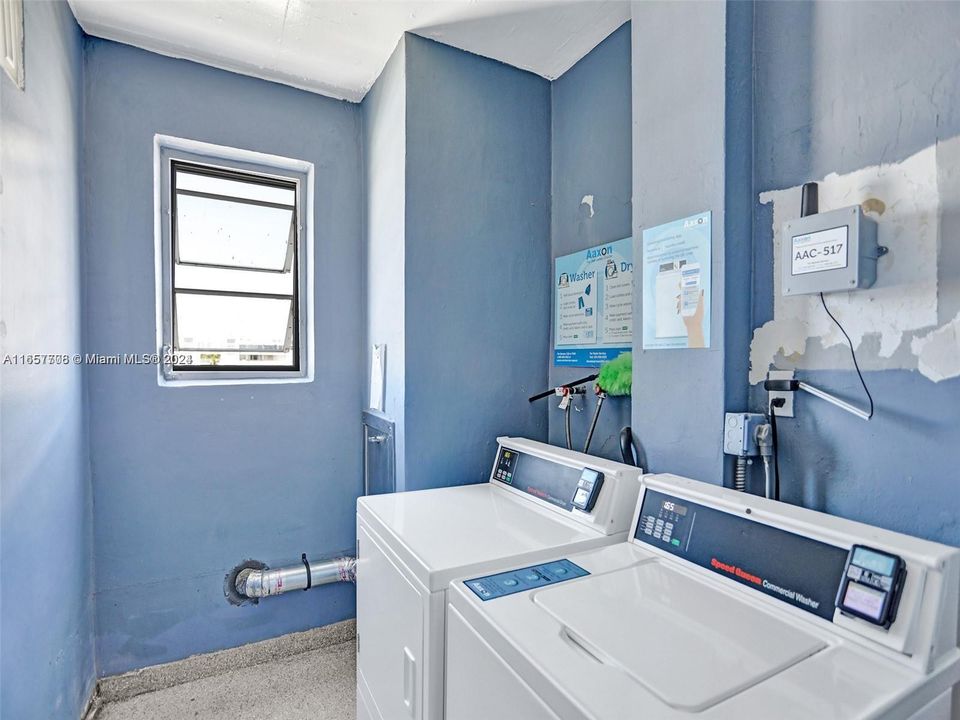 For Sale: $395,000 (1 beds, 2 baths, 1275 Square Feet)