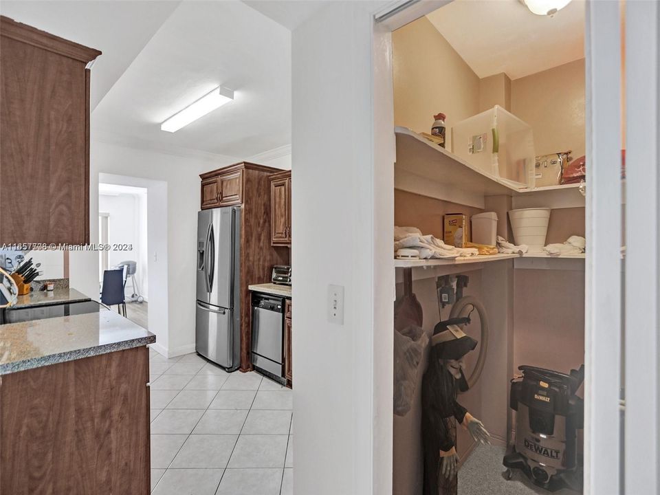 For Sale: $395,000 (1 beds, 2 baths, 1275 Square Feet)