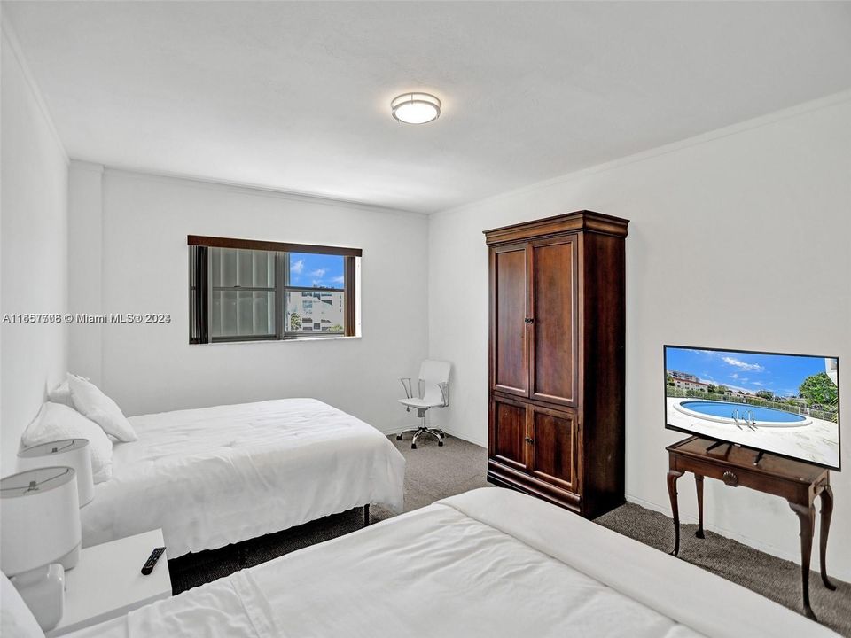 For Sale: $395,000 (1 beds, 2 baths, 1275 Square Feet)