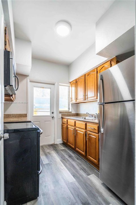 Active With Contract: $2,050 (2 beds, 1 baths, 719 Square Feet)