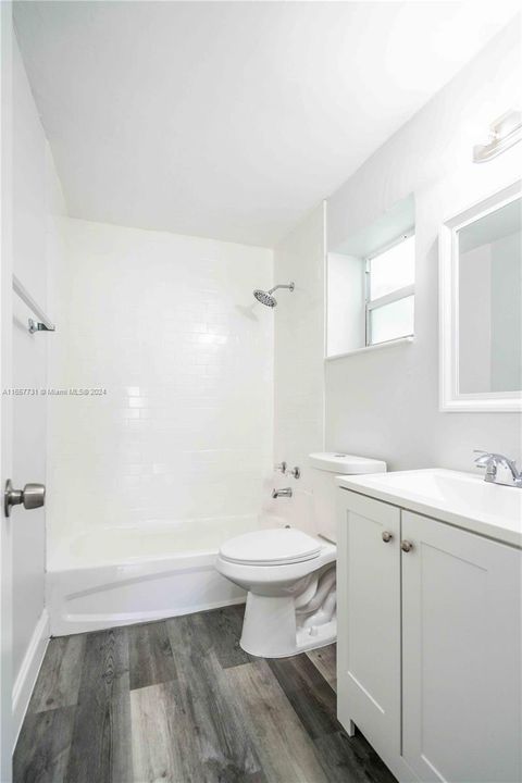 Active With Contract: $2,050 (2 beds, 1 baths, 719 Square Feet)