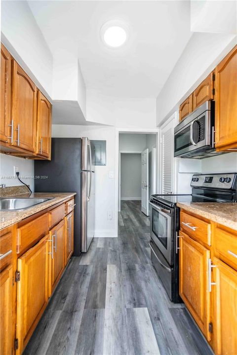 Active With Contract: $2,050 (2 beds, 1 baths, 719 Square Feet)