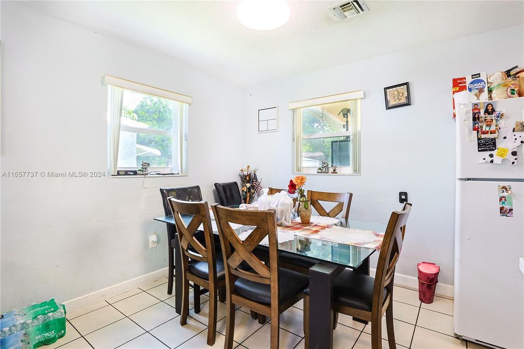 For Sale: $440,000 (3 beds, 1 baths, 1012 Square Feet)