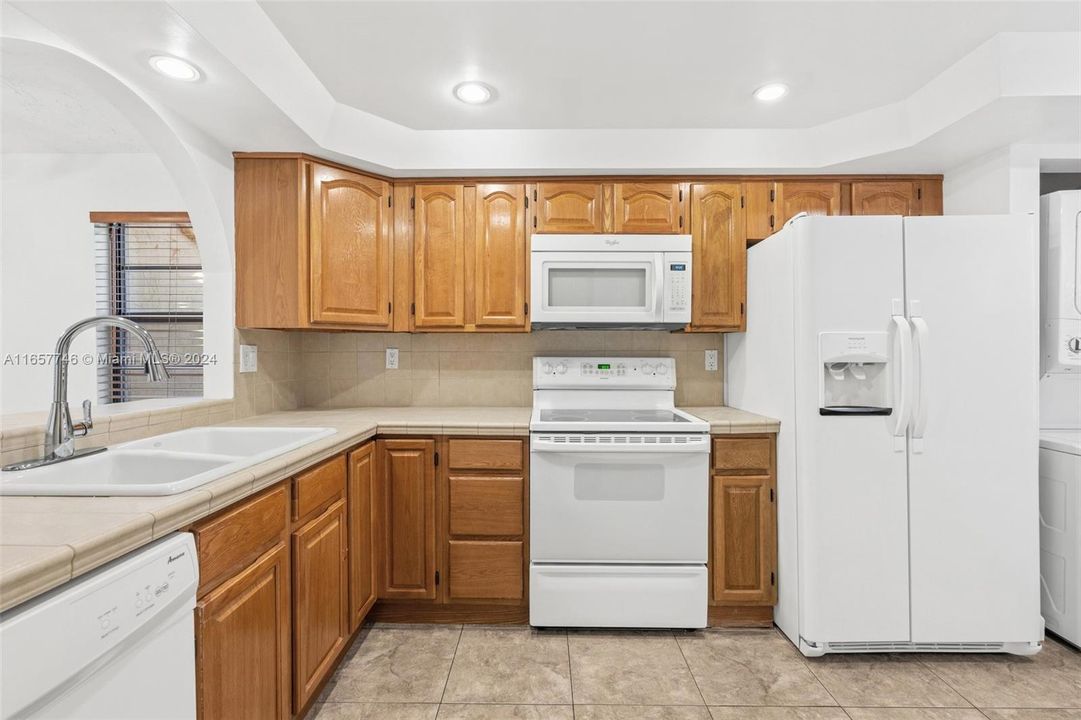 For Rent: $2,350 (2 beds, 2 baths, 1130 Square Feet)