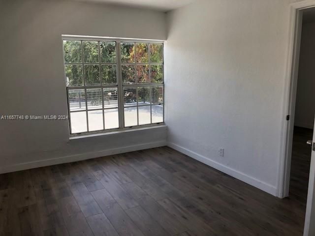 For Rent: $1,900 (2 beds, 1 baths, 950 Square Feet)