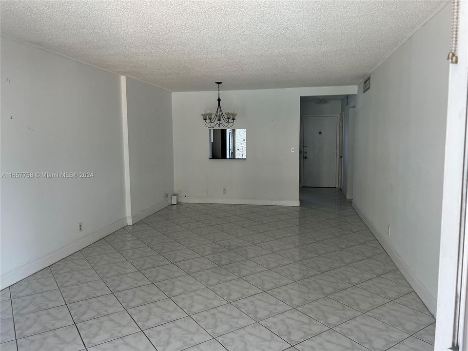 For Sale: $185,000 (1 beds, 1 baths, 847 Square Feet)