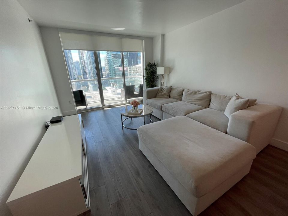 Active With Contract: $3,200 (1 beds, 1 baths, 738 Square Feet)