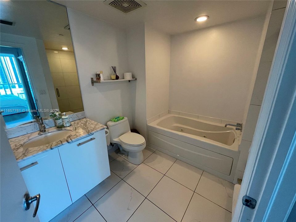 Active With Contract: $3,200 (1 beds, 1 baths, 738 Square Feet)