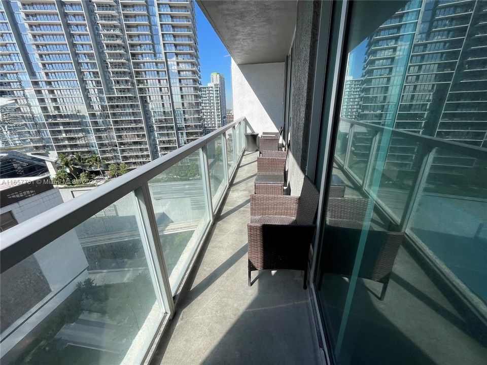 Active With Contract: $3,200 (1 beds, 1 baths, 738 Square Feet)