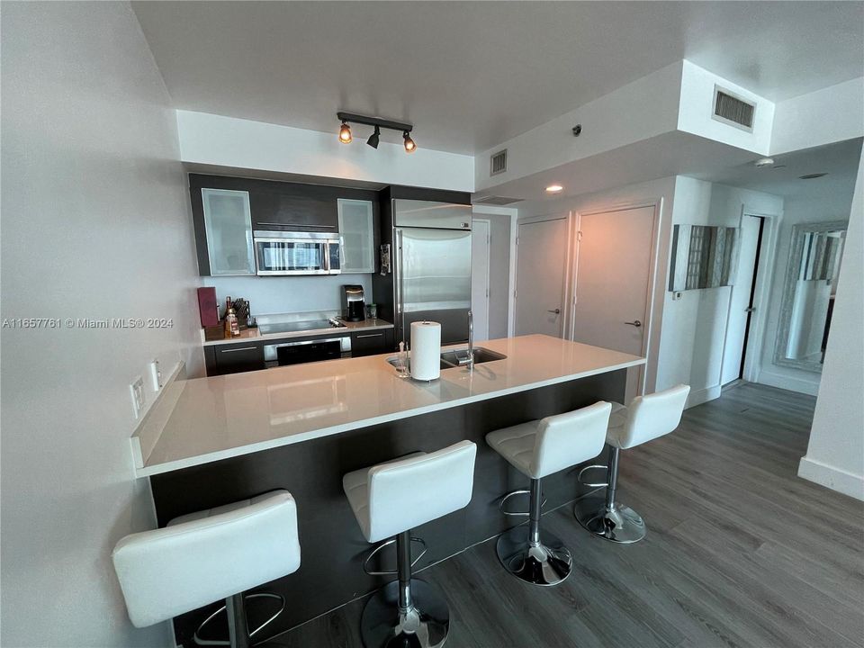 Active With Contract: $3,200 (1 beds, 1 baths, 738 Square Feet)