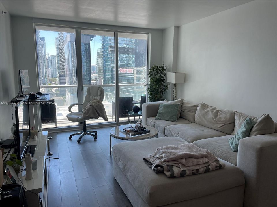 Active With Contract: $3,200 (1 beds, 1 baths, 738 Square Feet)