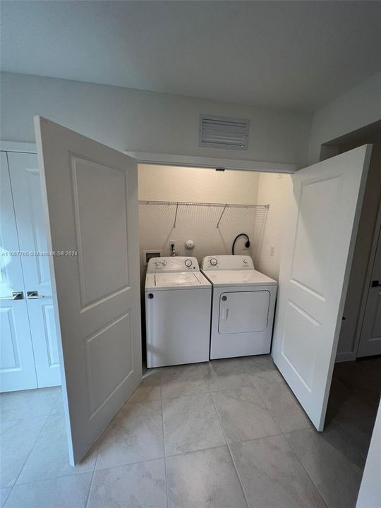 For Rent: $2,350 (2 beds, 2 baths, 1208 Square Feet)