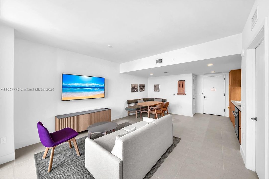 For Sale: $1,050,000 (1 beds, 1 baths, 679 Square Feet)