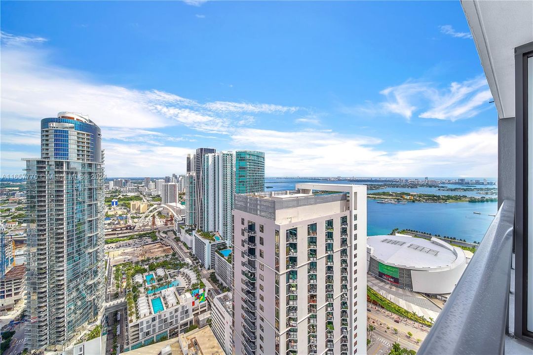 For Sale: $1,050,000 (1 beds, 1 baths, 679 Square Feet)