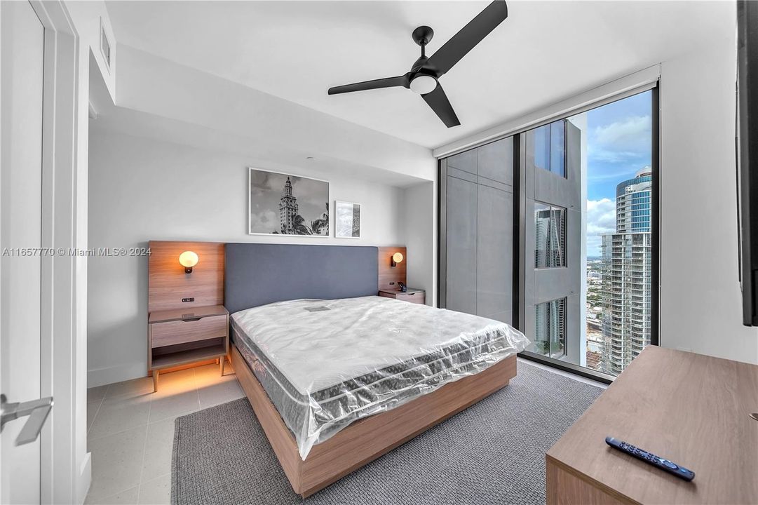 For Sale: $1,050,000 (1 beds, 1 baths, 679 Square Feet)