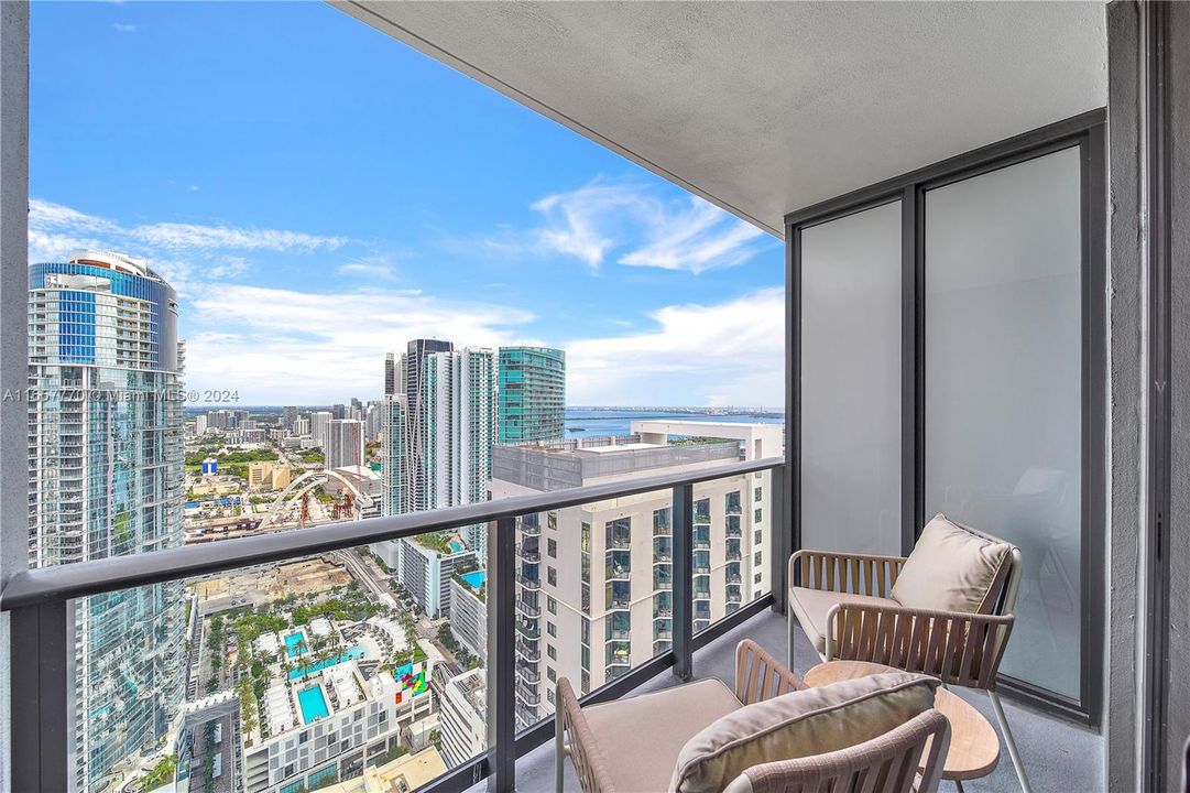 For Sale: $1,050,000 (1 beds, 1 baths, 679 Square Feet)