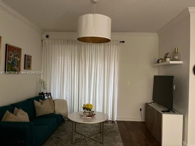 For Rent: $1,900 (1 beds, 1 baths, 887 Square Feet)