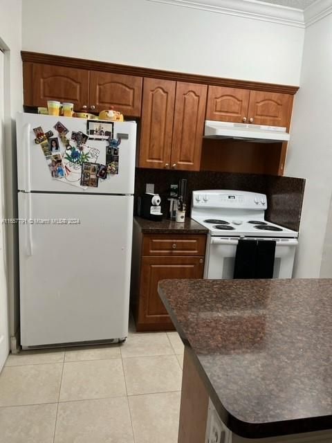 For Rent: $1,900 (1 beds, 1 baths, 887 Square Feet)