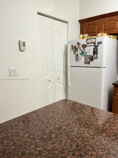 For Rent: $1,900 (1 beds, 1 baths, 887 Square Feet)