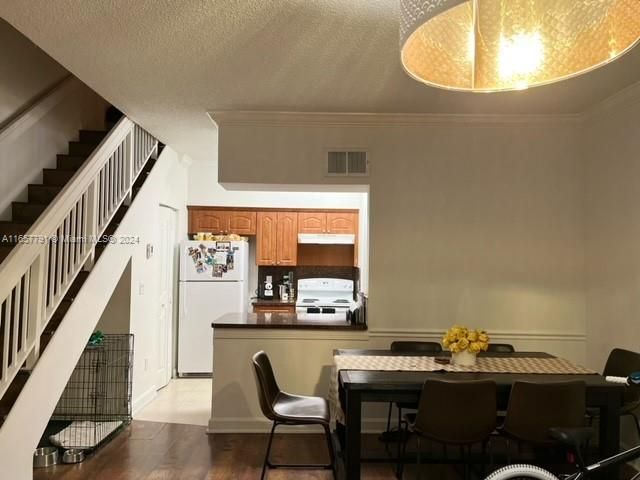 For Rent: $1,900 (1 beds, 1 baths, 887 Square Feet)