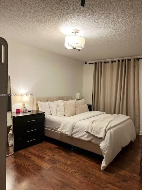 For Rent: $1,900 (1 beds, 1 baths, 887 Square Feet)