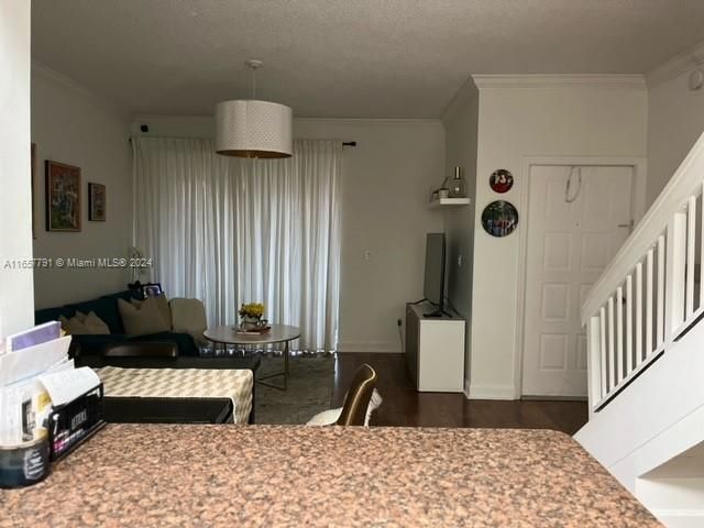 For Rent: $1,900 (1 beds, 1 baths, 887 Square Feet)