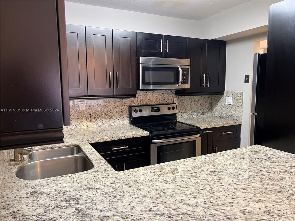 Active With Contract: $1,950 (1 beds, 1 baths, 670 Square Feet)