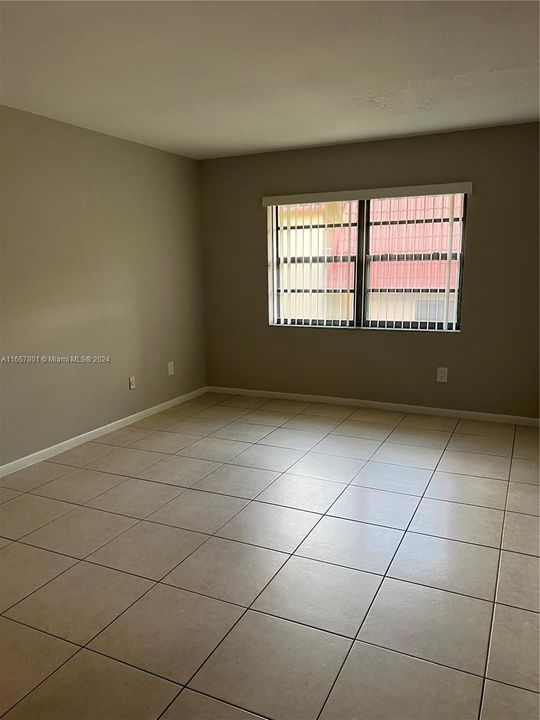 Active With Contract: $1,950 (1 beds, 1 baths, 670 Square Feet)