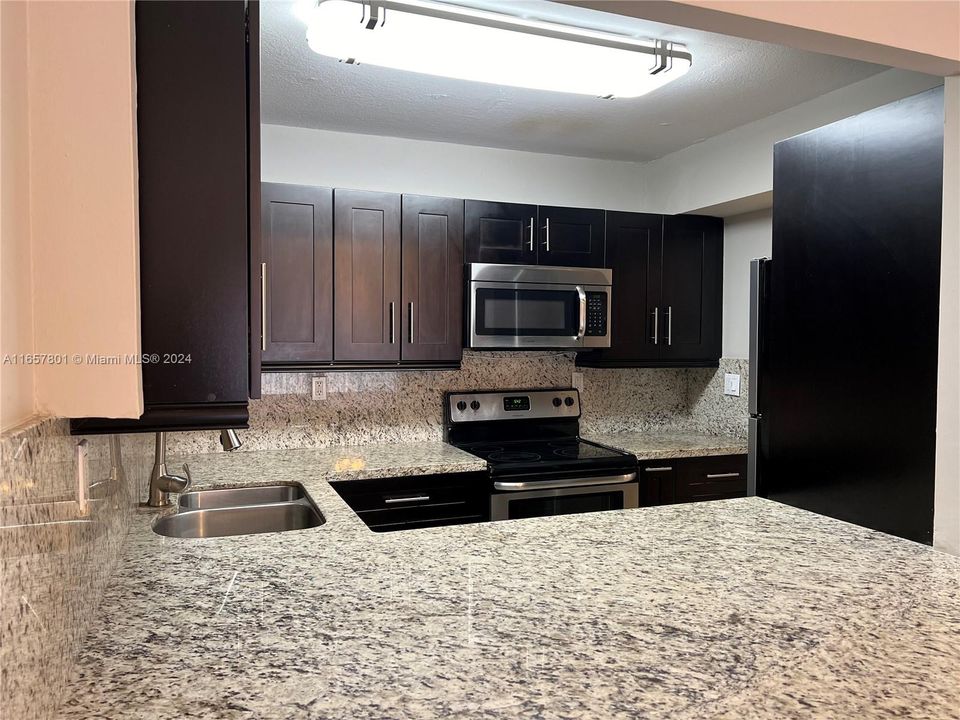 Active With Contract: $1,950 (1 beds, 1 baths, 670 Square Feet)