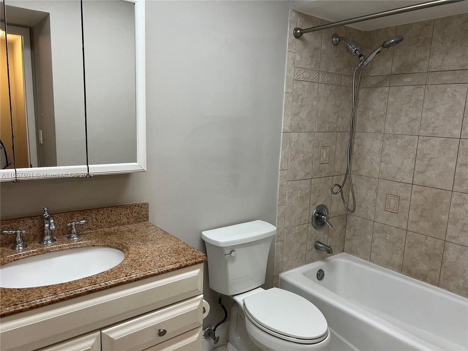 Active With Contract: $1,950 (1 beds, 1 baths, 670 Square Feet)