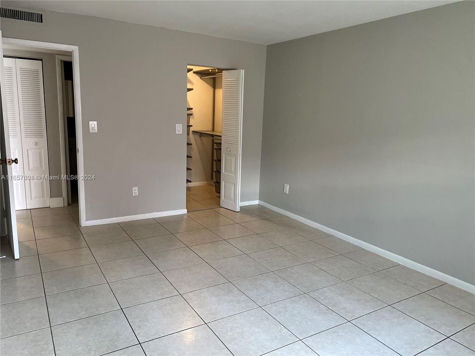 Active With Contract: $1,950 (1 beds, 1 baths, 670 Square Feet)