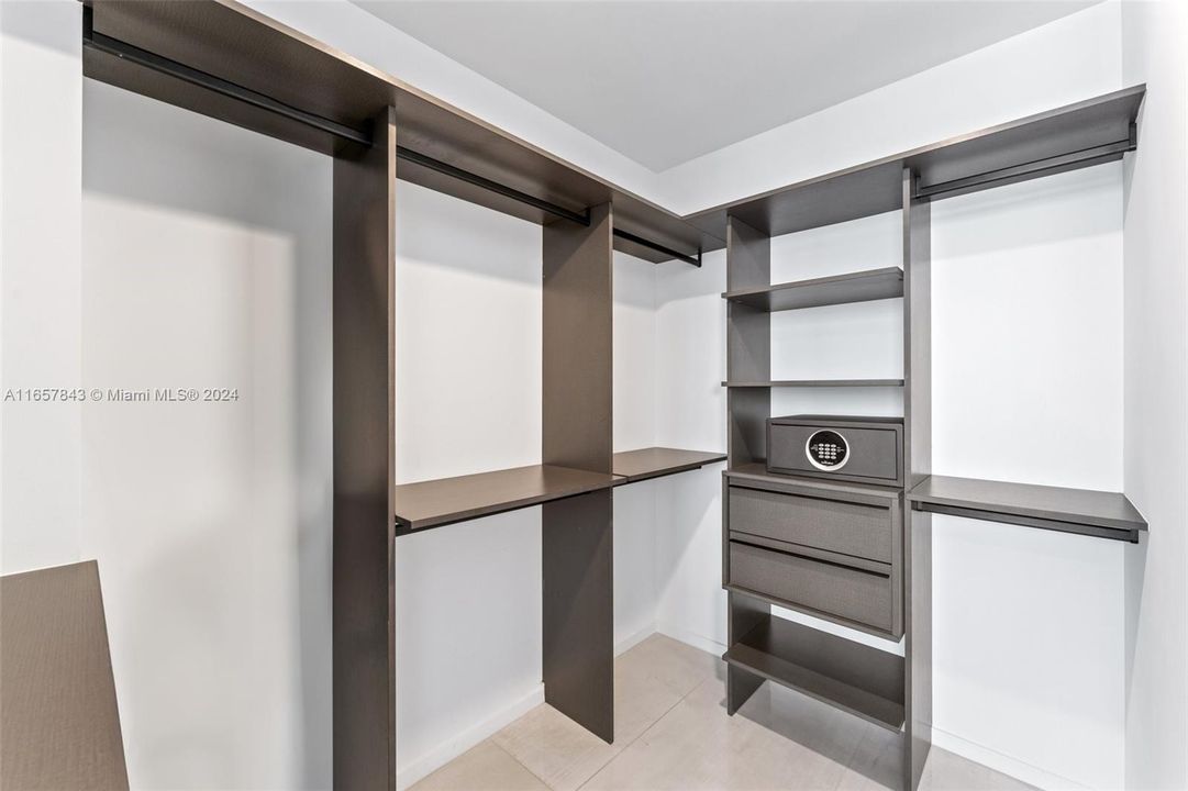 For Sale: $680,000 (1 beds, 1 baths, 626 Square Feet)