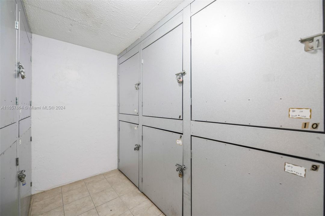 For Sale: $220,000 (1 beds, 1 baths, 920 Square Feet)