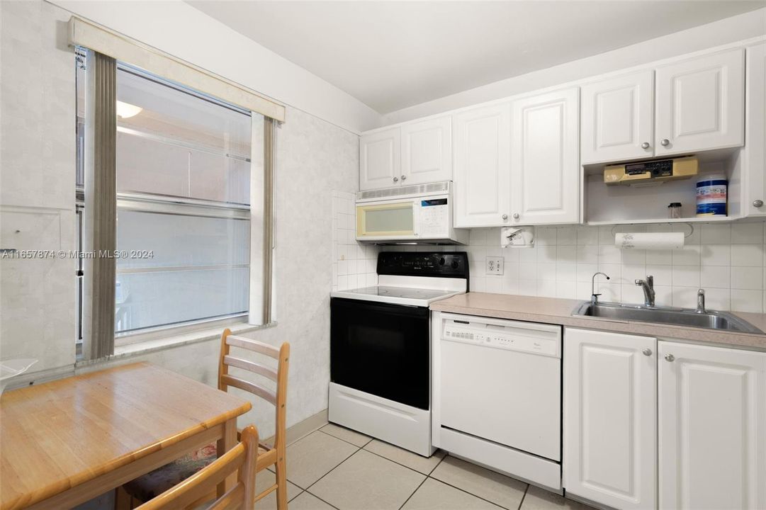 For Rent: $1,900 (2 beds, 2 baths, 930 Square Feet)