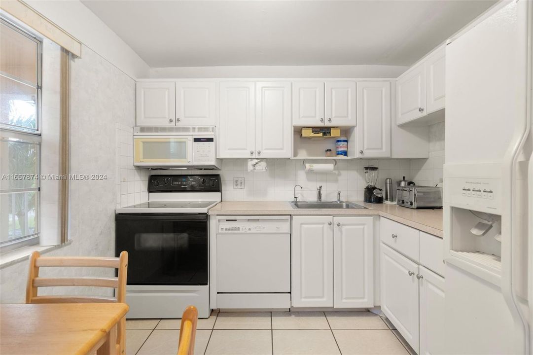 For Rent: $1,900 (2 beds, 2 baths, 930 Square Feet)