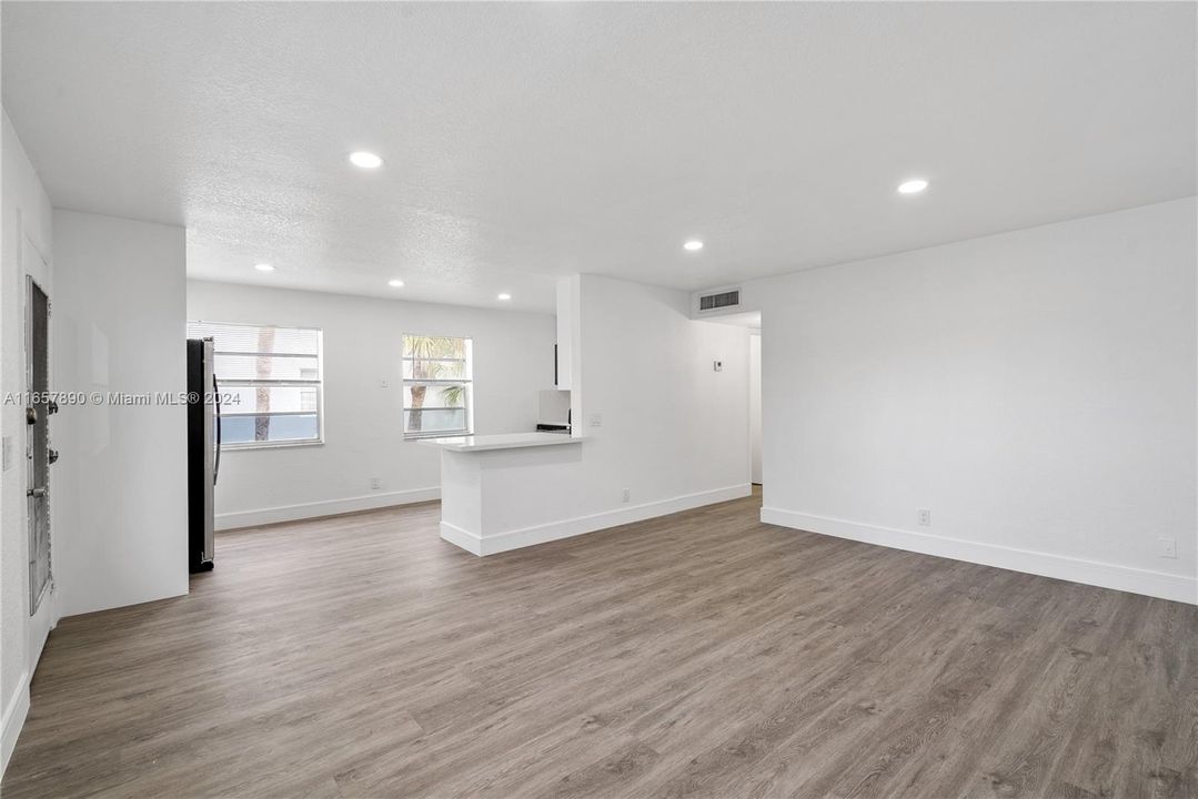 For Sale: $229,000 (2 beds, 2 baths, 907 Square Feet)