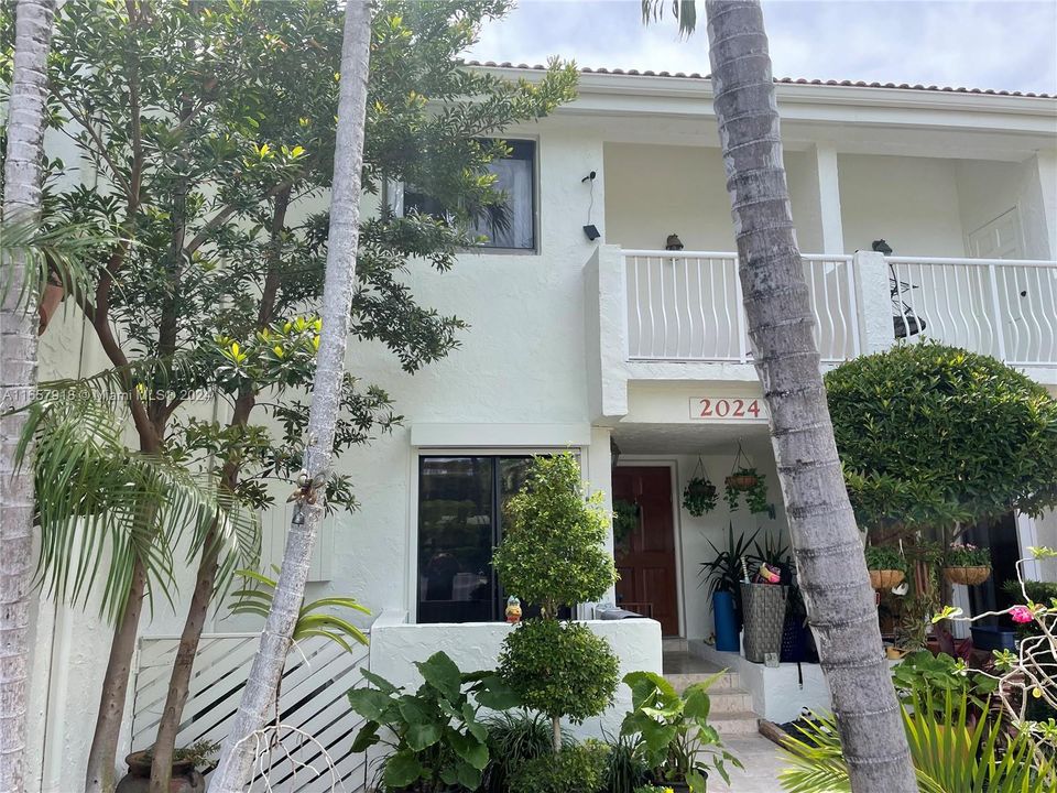 En Venta: $879,000 (3 camas, 3 baños, 2032 Pies cuadrados)