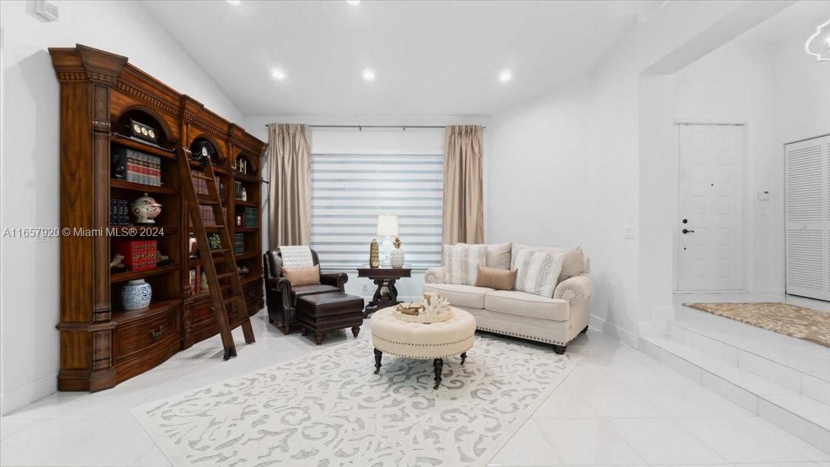 Activo con contrato: $799,999 (3 camas, 2 baños, 2395 Pies cuadrados)