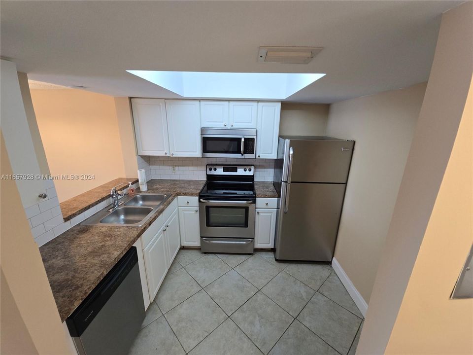 For Rent: $2,000 (2 beds, 2 baths, 1032 Square Feet)