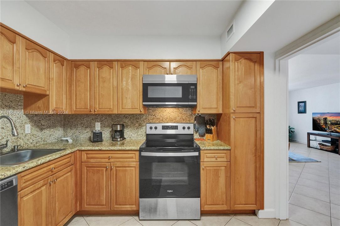 For Sale: $490,000 (1 beds, 1 baths, 930 Square Feet)