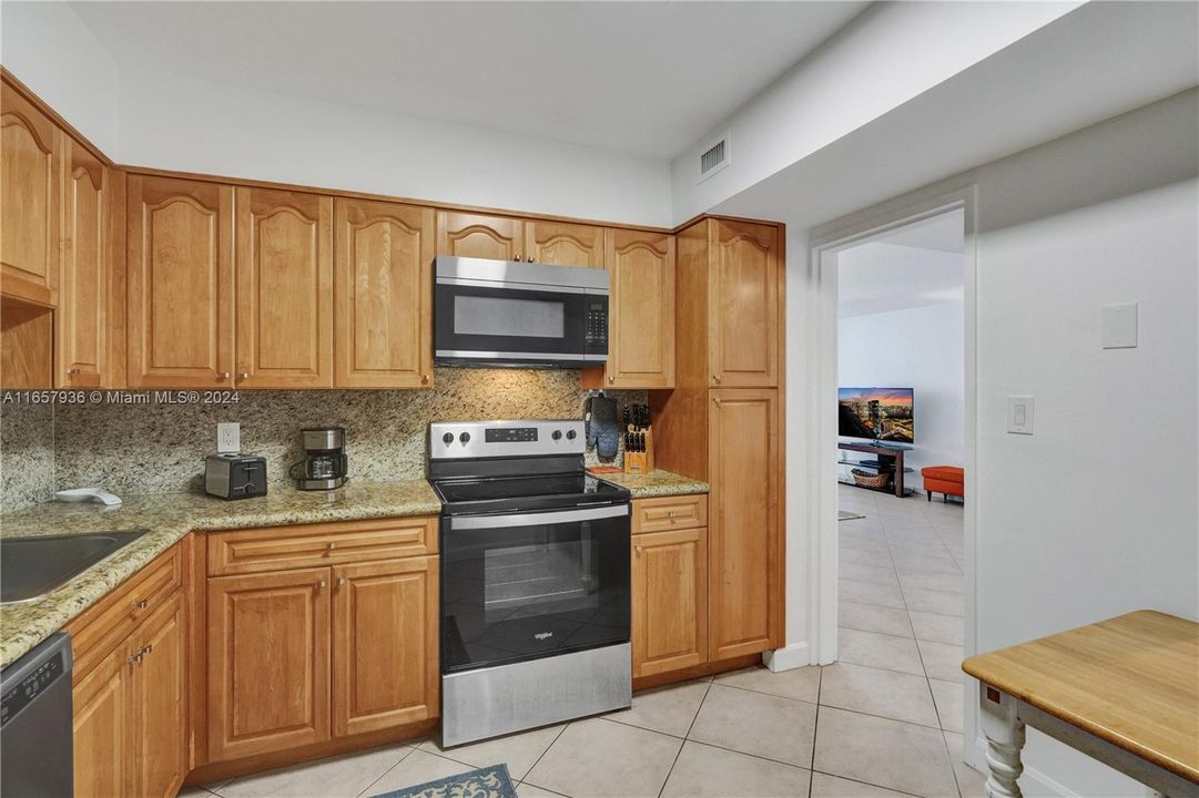 For Sale: $490,000 (1 beds, 1 baths, 930 Square Feet)