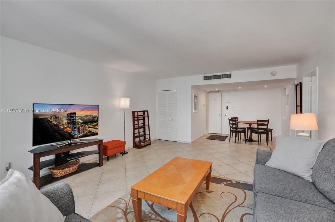 For Sale: $490,000 (1 beds, 1 baths, 930 Square Feet)